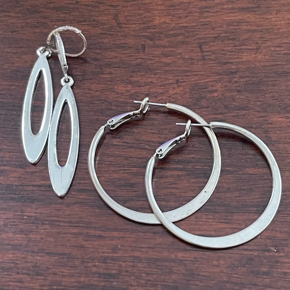 Bundle of 2 pairs of silver tone fashion earrings